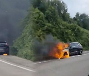 대전통영고속도로 달리던 SUV 차량 화재