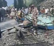 인도 북부에서 군경 수송버스 계곡 추락.."7명 사망·30여 명 부상"
