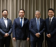 SK chairman discusses global health commitments with Gates