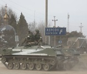 우크라, 공군기지 이어 크림반도 무기고 또 폭격