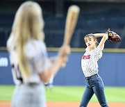 스테이씨 시은-세은 'LG 승리요정 시구 시타' [MK포토]