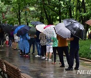 연휴 끝 붐비는 선별진료소