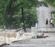 폭우에 침수된 영동 물한계곡 다리..비 오면 위험천만