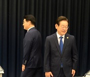 '자리로 돌아서는 박용진, 이재명 후보'