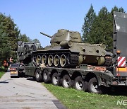 에스토니아 국경 도시서 철거되는 구소련 탱크