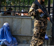 탈레반 집권 1년, 여아는 '초등교육만'..여성 직장은 '남성 친척'에 물려줘라