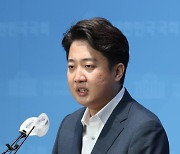 이준석, 김건희 팬클럽 전 회장이 '성접대 의혹' 김성진 변호인 된 데 대해 "의아해"