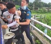 文 사저 앞 1인 시위 중 흉기로 위협한 보수단체 회원 체포