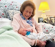 [월드피플+] 100번째 증손자 품에 안은 美 100세 할머니 '함박웃음'