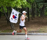 션, 광복절 81.5km 마라톤 완주 성공..10억 기부금 전달