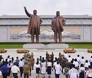 '광복절 77주년' 맞아 김일성·김정일 동상에 헌화하는 북한 주민들