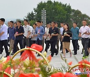 '광복절 77주년' 맞아 김일성·김정일 동상에 헌화하는 북한 주민들