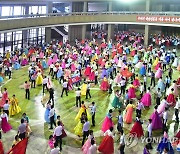 북한, '광복절 77주년' 맞아 학생들 무도회 진행