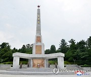 북한 주재 러시아 대사관 성원들 해방탑에 헌화