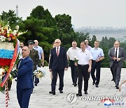 해방탑에 헌화하는 북한 주재 러시아 대사관 성원들