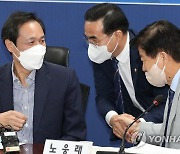 인사하는 우상호 비상대책위원장, 박홍근 원내대표와 노웅래 민주연구원장