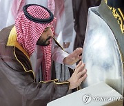 카바 신전 세정하는 무함마드 사우디 왕세자