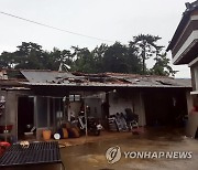 강풍에 파손된 주택