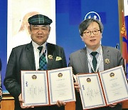 [문화소식] 윤형원 국립부여박물관장, 몽골서 '북극성 훈장' 받아