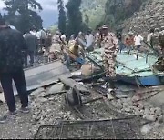 인도 북부서 군경 수송버스 계곡 추락.."7명 사망·30명 부상"