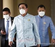 기자회견장으로 향하는 '임기 논란' 쁘라윳 태국 총리