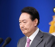 '취임 100일' 尹대통령 "지지율 떨어져도 도어스테핑 계속"