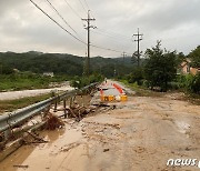 새벽 기습폭우로 강릉 주문진 장덕2교 일부 붕괴 유실