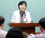 전북도의회 찾아 기자회견 연 서영교 민주당 최고위원 후보