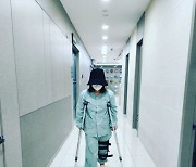 박나래, 십자인대 수술후 근황..목발 짚고 재활 "지금은 퇴원"
