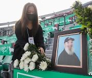 롯데 팬 '사직 할아버지' 고 캐리 마허 추모공간 마련.."하늘에서도 야구 즐기세요"