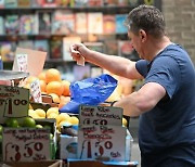 "돈 없어서 밥도 못 먹어"..물가 급등에 실질임금 역대 최대폭 하락한 영국