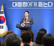 尹, 100일 성과 "민간주도 경제와 첨단산업 육성'