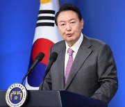 尹대통령, 인적쇄신 질문에 "국면전환·정치적 목적 쇄신 안해"