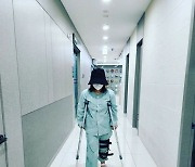 '십자인대파열' 박나래 "지금 퇴원했습니다!" 목발짚고 재활 中