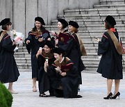 [포토] 사진 속에 담는 빛나는 졸업식