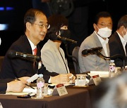 [포토] 중소기업 규제개혁 대토론회에서 인사말 하는 한 총리