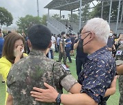 최명길♥김한길, 아들 軍 수료식에서 웃고 울고..더위 속 고기 굽기도 행복