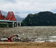 [뉴시스 앵글] 폭우가 쓸어온 쓰레기 섬 둥둥 제천 청풍호