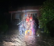 국지성 폭우로 마을 침수..강원소방119, 고립 주민 9명 구조