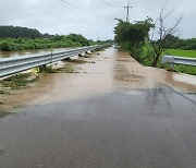 강원 양양 폭우로 하천 범람 도로 침수