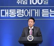 尹취임 100일 지지율 30% 언저리..위기 책임 '尹본인' 33.8%