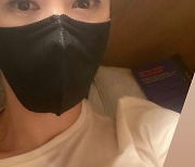 김혜수, 지적인 눈매 돋보이는 마스크 패션