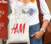 '불매운동' H&M, 中 판매 재개..알리바바 티몰 복귀