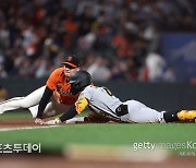 MLB 경기 도중 휴대폰 흘린 카스트로, 1경기 출전 정지 징계