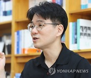 장강명 작가, 연합뉴스와 인터뷰