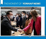 [모멘트] 미중일 기자들과 인사하는 윤석열 대통령