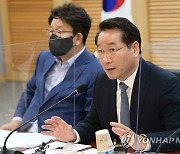 인천·경기 예산정책협의회에서 인사말하는 유정복 인천시장