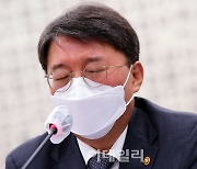 [포토]의원들 질의받는 김정원 헌법재판소사무차장