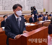 [포토]법사위 전체회의에서 업무보고하는 김정원 헌법재판소 사무차장