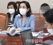 [포토]의원들 질의 경청하는 김현숙 여성가족부 장관